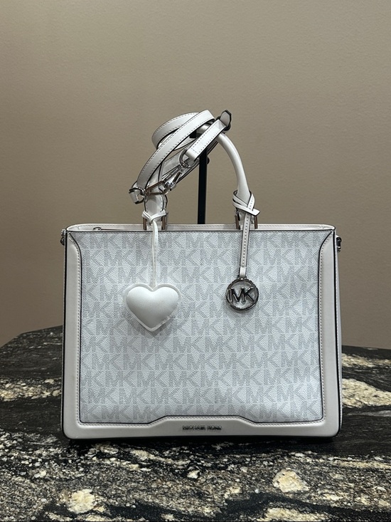 Michael Kors Handbags - Michael Kors Jessie Signature Satchel